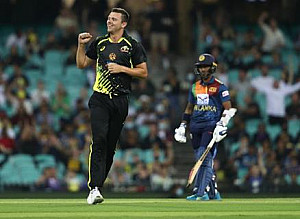 Richardson and Wade Dominated the Lankans in the Second Game and the Aussies Secured the Series 